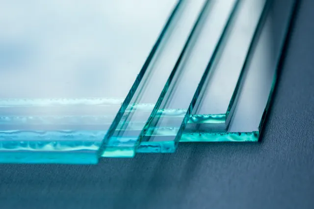 Hochwertige Glasscheibe nach Maß mit perfekter Verarbeitung