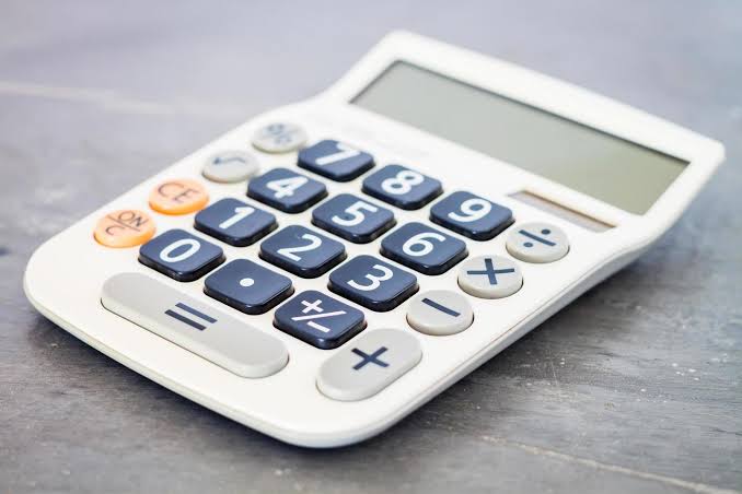 Guide des calculatrices web gratuites : trouver le bon outil pour chaque calcul