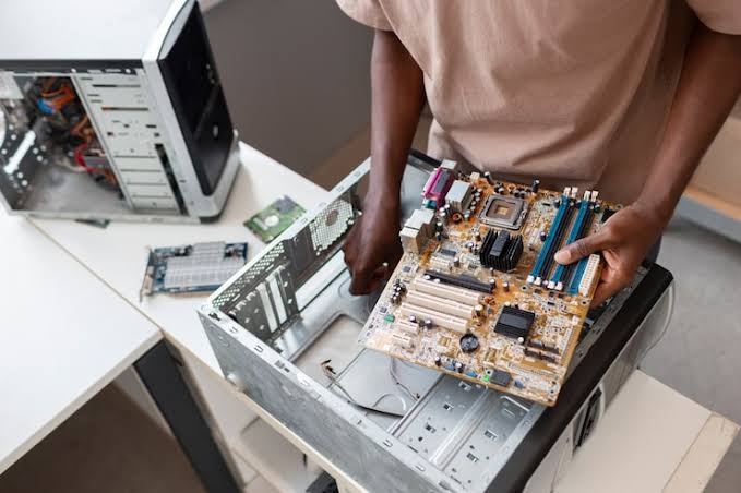 Warum der Laptop nicht mehr lädt und wie schnelle PC Reparatur am Obersee hilft