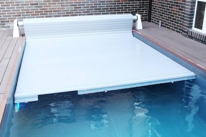 Poolabdeckung begehbar gestalten und den Poolbereich optimal nutzen
